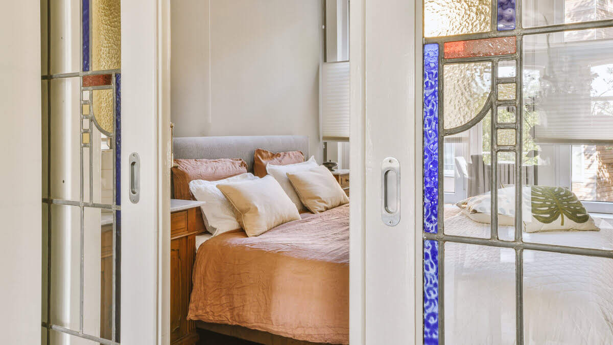 Drzwi do sypialni: przeszklone czy pełne?