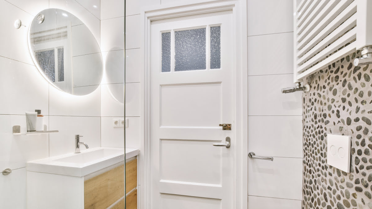 Czyszczenie i pielęgnacja drzwi do łazienki