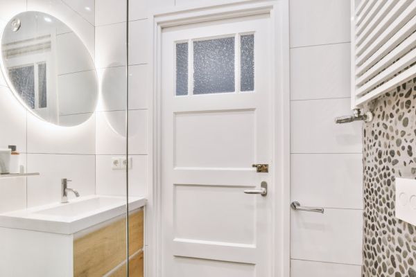 Czyszczenie i pielęgnacja drzwi do łazienki